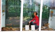 Viola Pohns bei der Schaufenstergestaltung